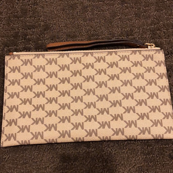 Michael Kors wristlet - Picture 4 of 4